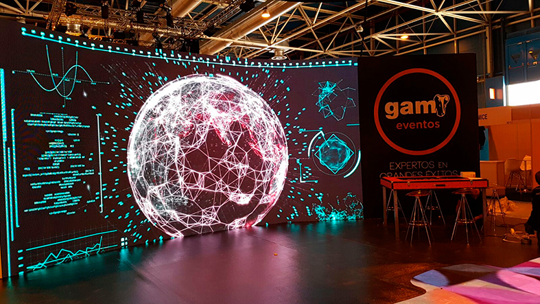 Pantalla y escenario del evento days de GAM Audiovisuales